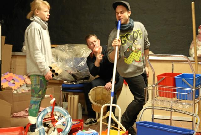 De tre medvirkende i Ståsteder er Fie Dam Mygind, Ronny Sterlø og Casper Sloth. De arbejder med effekter, hentet i genbrugsbutikker i Hobro. Privatfoto
