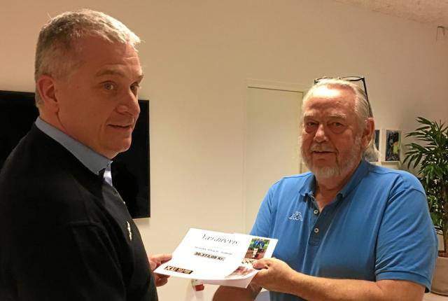 Formand for SEIF Fodbold Bjarne Pedersen modtager her årets største donation af direktør Kristian Nielsen.