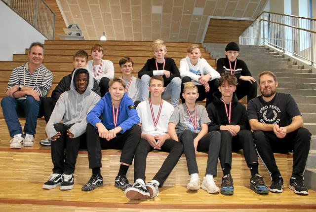 Elever og trænere som har hjemført sølvmedaljer til Aabybro skole. Foto: Flemming Dahl Jensen