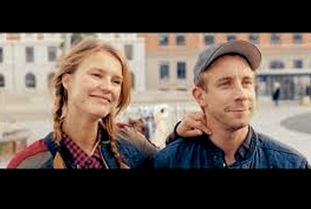 Amanda Collin og Rasmus Hammerich spiller hovedrollerne i ”En frygtelig kvinde” - her mens alt stadig er godt... Foto: Fjerritslev Kino