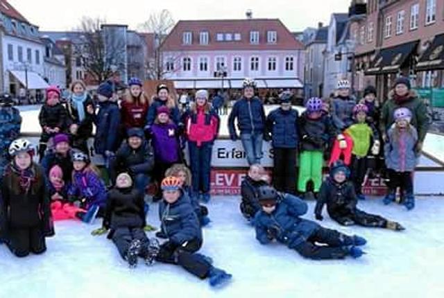 En årlig tradition er en tur til C.V. Obels plads i Aalborg for at stå på skøjter. Privatfoto