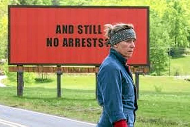 Frances McDormand spiller hovedrollen som den vrede mor i Ebbing, Missouri, hvor politiet intet gør i hendes datters mordsag. I protest sætter hun tre store skilte op uden for byen. Foto: Fjerritslev Kino