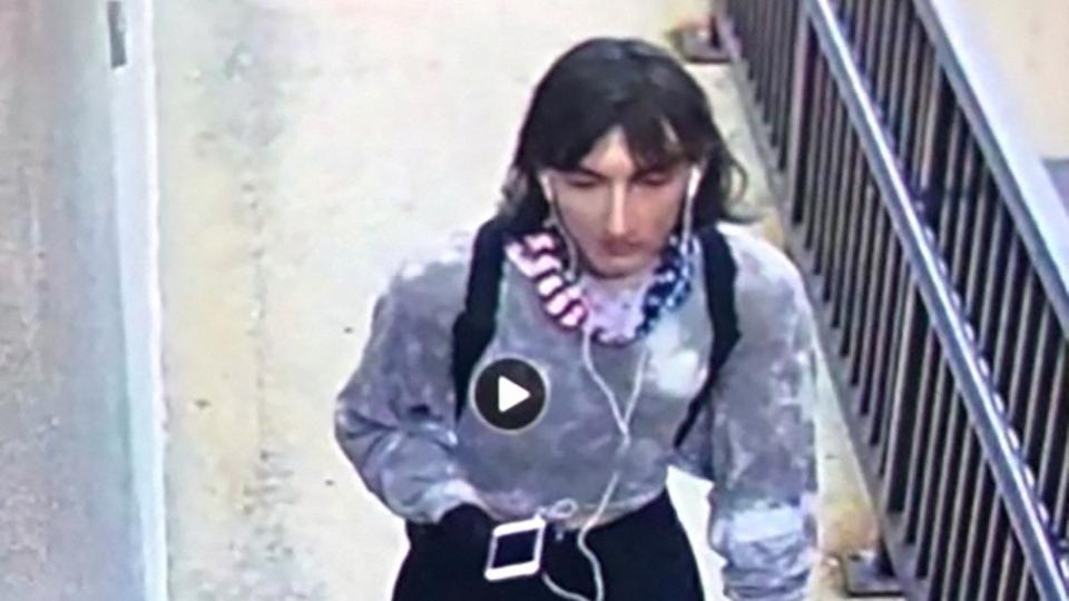 Ifølge politiet havde den mistænkte bag masseskyderi mandag nær Chicago forklædt sig i kvindetøj. Billede af den formodede gerningsmand er fra et overvågningskamera. Den 21-årige mand bliver onsdag fremstillet for en dommer. <i>Highland Park Police Department/Reuters</i>