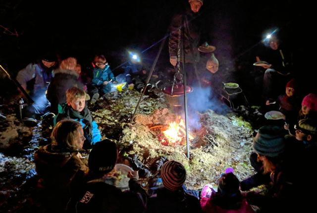 Børnene fra Søstjernen var på aftentur med forældre og børnehavens voksne for at opleve skoven efter mørkets frembrud. Privatfoto