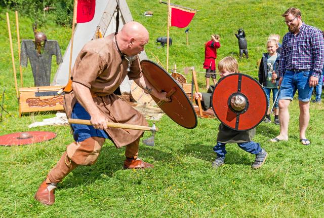 Man behøver ikke at være særligt gammel for at blive optaget i vikingemarkedets krigerskole. Privatfoto: Jens Stadsgaard