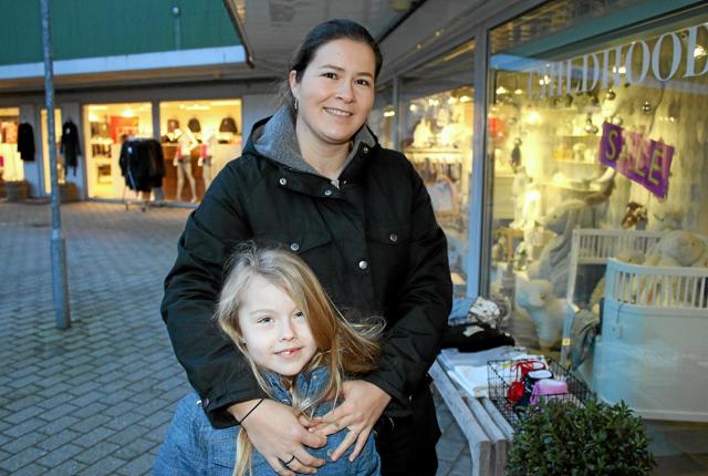 Julie Hansen og Johanne på 7 år kommer fra Aalborg: Jeg går især på udsalg efter børnetøj for de poder vokser hele tiden. Foto: Flemming Dahl Jensen