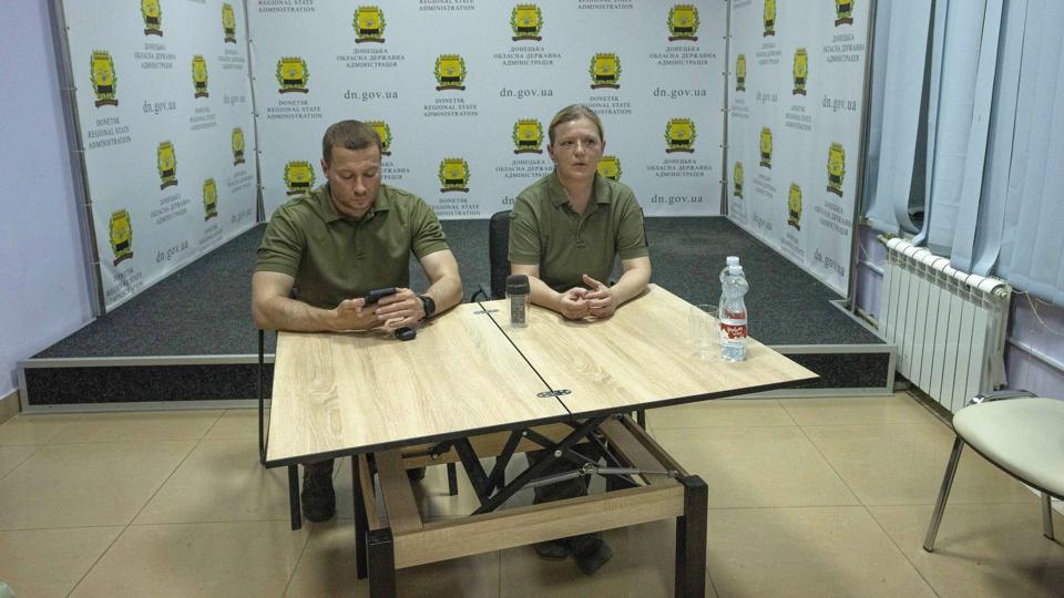 Donetsk-guvernør Pavlo Kyrylenko talte tirsdag aften med pressen. <i>Nariman El-Mofty/Ritzau Scanpix</i>