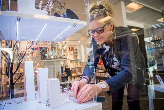 Pia Lund Andersen har i godt et år haft butikken LA Smykker i Fjerritslev - og selvom hun ikke vidste ret meget om smykker, da hun overtog butikken, er det gået forrygende. Foto: Martin Damgård