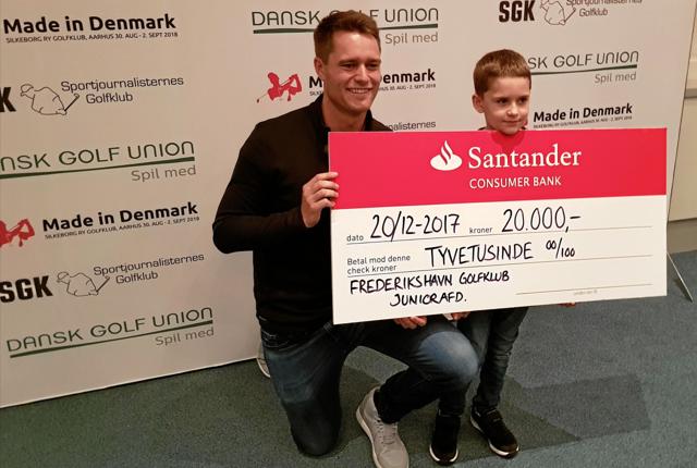 Lucas Bjerregaard gav de 20.000 kr. videre til Oscar og hans mor Britt Reese, formand for juniorudvalget i Frederikshavn Golfklub.