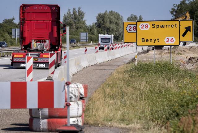 Frakørsel 28 på E45 i nordgående retning er spærret, mens Egnsplanvej kobles på ramperne til og fra E45. Foto: Lars Pauli