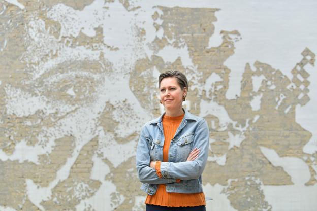Det store vægrelief på hjørnet af Danmarksgade og Christiansgade af den portugisiske kunstner Vhils er seneste værk i rækken af Lene Kirks Out in the Open-projekt. Foto: Claus Søndberg <i>Claus Søndberg</i>