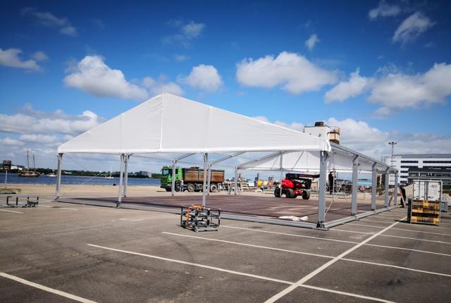 Teltet, der skal rumme Siemens Gamesa Scenen i Østre Havn, er ved at blive bygget. Foto: Keld Rud Nielsen