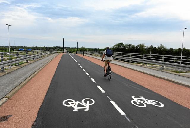 Der er lagt ny, flerfarvet belægning på cykelbroen over motorvejen. PR-foto/Aalborg Kommune