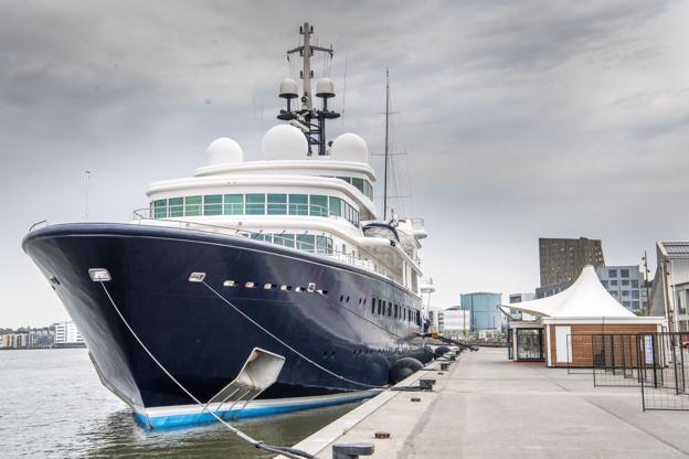Aalborg har stort besøg i dag - i form af en af verdens største yachts. Foto: Lars Pauli <i>Foto: Lars Pauli</i>