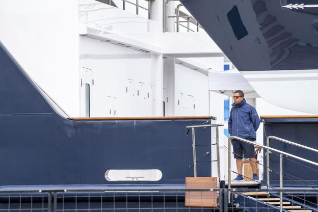 Det vides ikke nøjagtigt, hvor mange, der er ombord på Le Grand Bleu, cruise manager i VisitAalborg Lars Bech vurderer dog, at alene besætningen er på 20-30 mand. Foto: Lars Pauli <i>Foto: Lars Pauli</i>