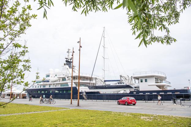 Den store yacht er ejet af den russisk-amerikanske oliemilliardær Eugene Shvidler. Foto: Lars Pauli <i>Foto: Lars Pauli</i>