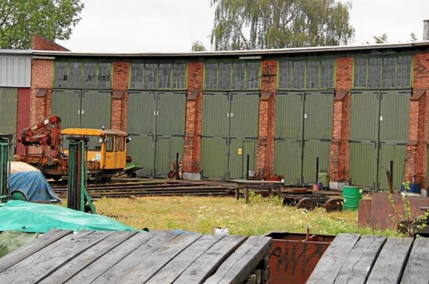 Remisen og de gamle industribygninger er absolut et besøg værd, og der gemmer sig mange spændende effekter bag de høje porte. Arkivfoto: Limfjordsbanen