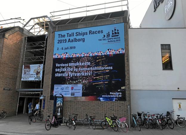 Der bliver annonceret på livet løs for The Tall Ship Races 2019 i Aalborg, der finder sted i perioden 2.-6. juli, og her er det en ganske stor plakat på Medborgerhuset i midtbyen. Foto: Torben O. Andersen