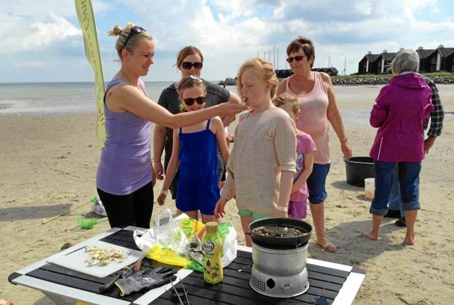 Det går helt i fisk i Øster Hurup, når Lille Vildmosecentret hjælper børnene med at fange fisk og tilberede dem. Privatfoto
