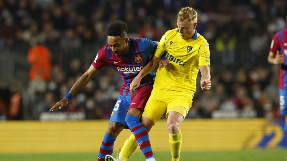 Jens Jønsson (th) - her i aktion mod FC Barcelona - skal de kommende sæsoner tørne ud for AEK Athen. (Arkivfoto) <i>Albert Gea/Reuters</i>