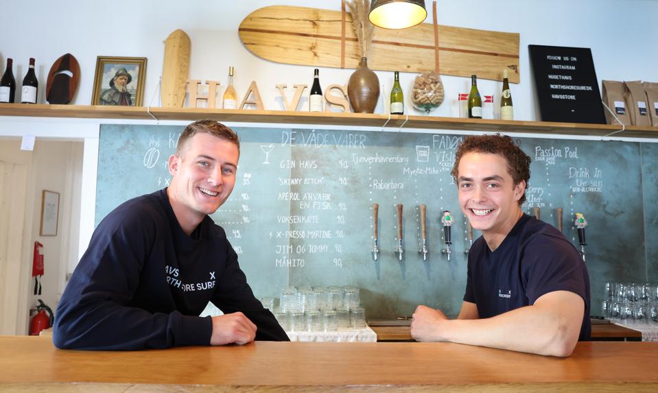 Mads Philip Thomsen er restaurantchef på Havs i Løkken, mens Jeppe Vittrup Olesen er hans højre hånd. <i>Foto: Bente Poder</i>