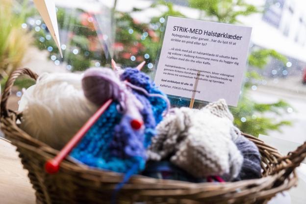 Alle gæster kan stikke en del af halstørklæderne i KaffeFair - de bliver senere doneret til socialt udsatte og hjemløse. Foto: Lasse Sand