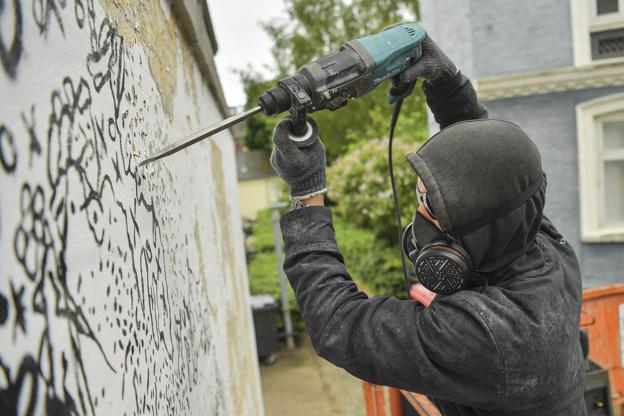 Den portugisiske street art-kunstner Vhils er i gang med et helt specielt kunstværk. Foto: Michael Koch <i>Michael Koch</i>