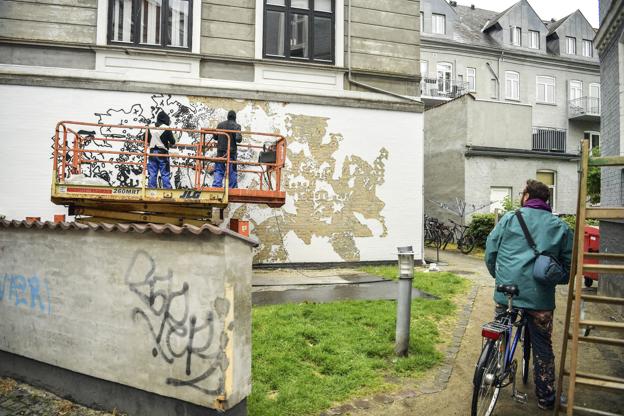 Vhils har udviklet sin egen metode, hvor han hugger værket ind i væggen. Foto: Michael Koch <i>Michael Koch</i>