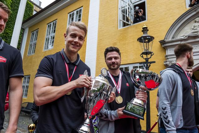 Begge pokaler og guldmedaljerne blev vist frem til de mange fremmødte fans på Gammeltorv. Foto: Lasse Sand