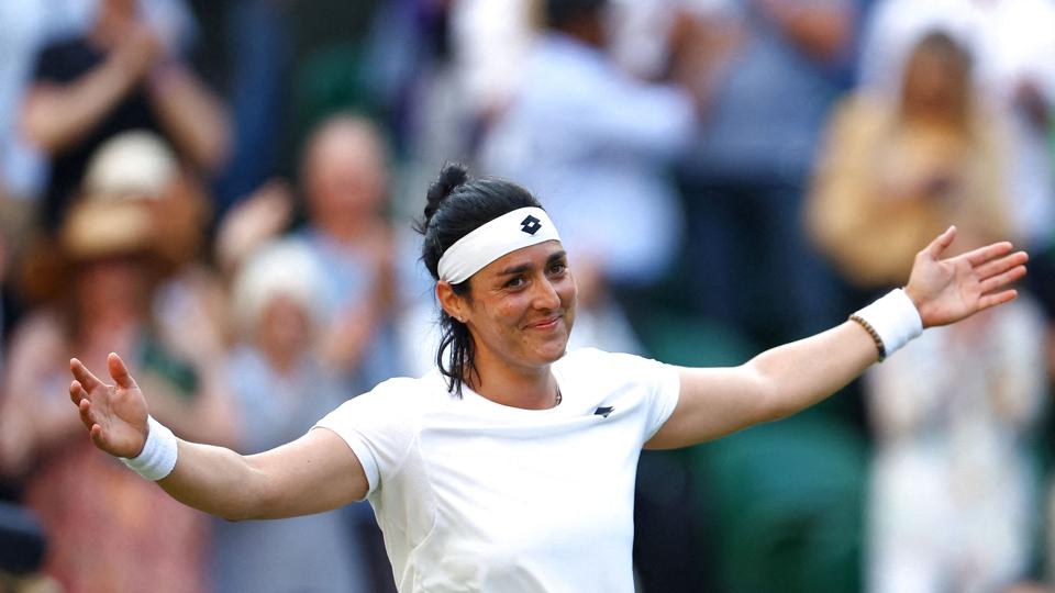 Ons Jabeur jubler efter at have indløst adgang til semifinalen i Wimbledon, hvor hun torsdag møder Tatjana Maria. <i>Hannah McKay/Reuters</i>