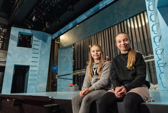 11-årige Vera Wammen (tv) og 11-årige Josephine Vosgerau Overgaard i den store teatersal, hvor de spiller med i ”Et juleeventyr.”
