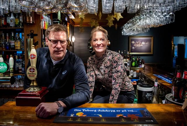 John Bull Pub fylder 40 år og i morgen lørdag er der fest fra klokken 12. Det er Lars og Camilla Frost, der i dag driver pubben. Foto: Kim Dahl Hansen