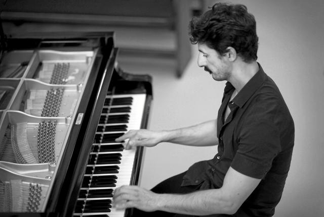 Pianist Olivier Antunes medvirker ved jazzkoncerten i Musikværket i Nykøbing fredag aften 6. december. Promotionsfoto