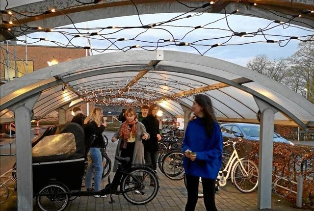 Cykelskuret på Vesthimmerlands Gymnasium og HF var i den forgangne uge pyntet op med julelys som led i miljørådets fremstød for en grønnere adfærd i dagligdagen.  Privatfoto