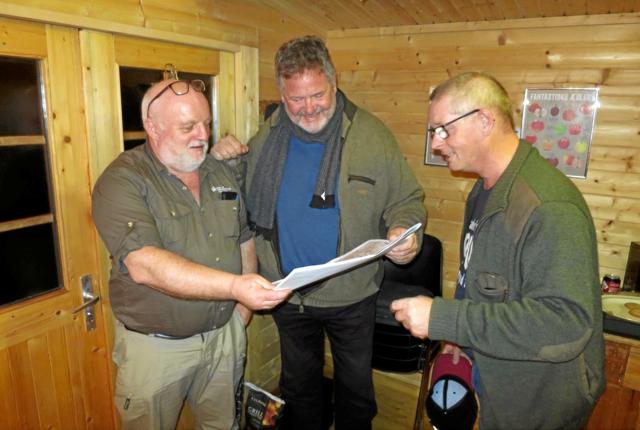 Skovrider Bent Egede Andersen drøfter arealforhold med Evald Borup og Jan Skovfoged, som er to af de nærmeste naboer til det nye naturområde i Gerding. Privatfoto