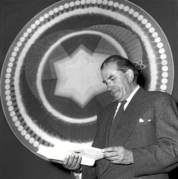 Martinus og hovedsymbolet i 1955. Udarbejdelsen af de vigtigste kosmiske analyser i Det Tredie Testamente var nu tilendebragt. Arkivfoto