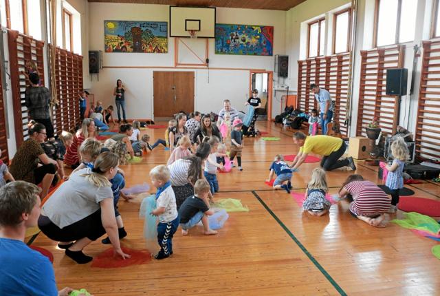 50 børn og voksne deltog i Børnenes Grundlovsdag med legestuen Spiren. Privatfoto