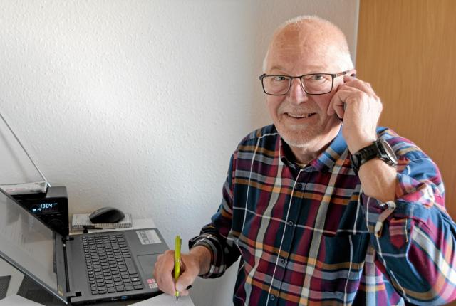Niels Lundbak er både koordinator og frivillig besøgsven i Kamillus Hjørring. Når han har vagten som koordinator, er han klar ved telefonen døgnet rundt. Foto: Niels Helver