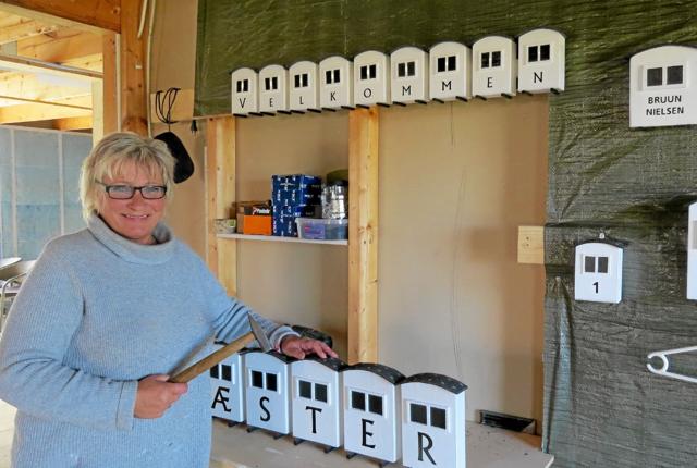 Gro Nielsen har sit værksted i Strandparken. Nu er der fremstillet ”badehusboder” til Torvet efter hendes model. Foto: Arkivfoto