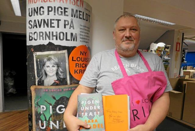Boghandler Bent Volmar glæder sig til at få besøg af forfatter Sara Blædel i butikken på Storegade i Hadsund. Foto: hhr-freelance.dk