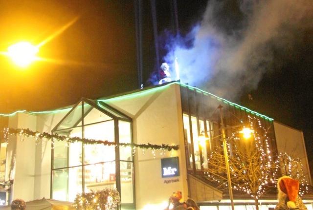 Lige som tidligere vil julemanden også i år beame sig ned på taget af Mr. Agerbæk. Privatfoto