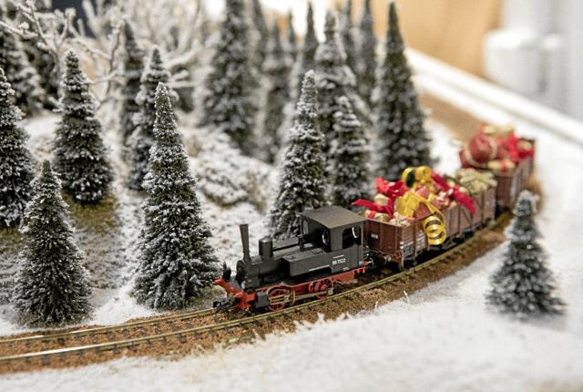 Modeltoget med godsvognen fuld af julegaver. Foto: Privatfoto