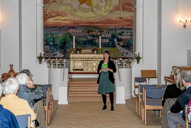 Kirkesanger Dorte Hollands bød velkommen til salmestafetten i Ranum Kirke. Foto: Mogens Lynge