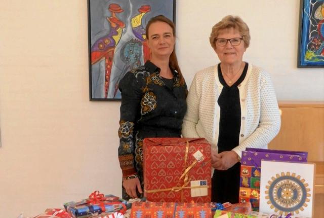 Winnie Huus modtage med stor taknemlighed gaver og donationer fra Bente Carpentier fra Inner Wheel. Foto: Privat.