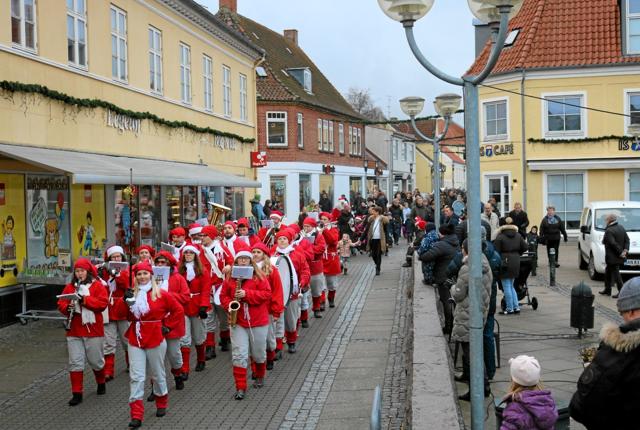 Sæbygardens Nisseorkester spiller i Sæbys gader søndag den 1. december Foto: Tommy Thomsen