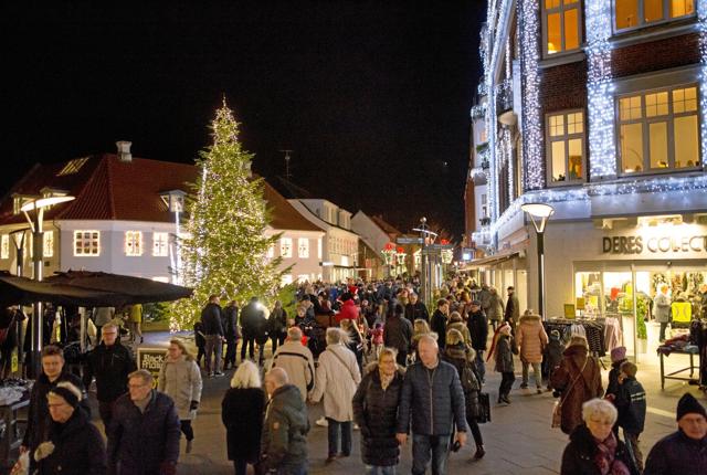 29. november er julebyen Frederikshavn åben til kl.22, og der plejer at være masser af mennesker i gaderne. 
 Arkivfoto: Michael Madsen.