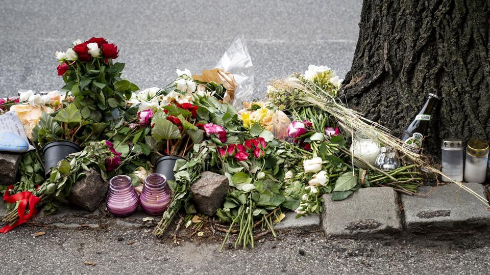Der blev lagt blomster til minde om den 21-årige mand, der en juninat sidste år blev ramt af en bil i krydset mellem Borups Allé og Mågevej i København. Han døde på stedet. (Arkivfoto) <i>Tobias Kobborg/Ritzau Scanpix</i>