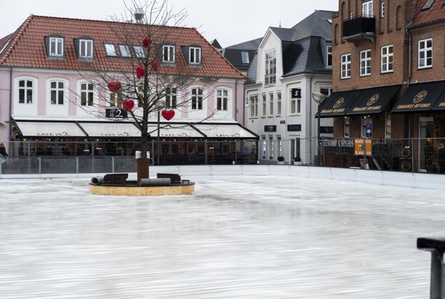 Islægningen på den kommunale skøjtebane  på C. W. Obels Plads i midtbyen er i fuld gang. Foto: Lasse Sand