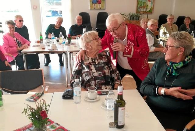 Det syngende postbud, Henning Vad gæstede forleden Fjordparken, hvor Hals Centerråd havde inviteret til julefrokost. Foto: Hals Centerråd