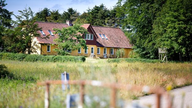 Bakkevej 1 er med sine knap 400 kvm bolig den bygning, der kan rumme flest beboere i det private asylcenter, der - måske - åbner 1. september lige udenfor Vrå. <i>Foto: Torben Hansen</i>